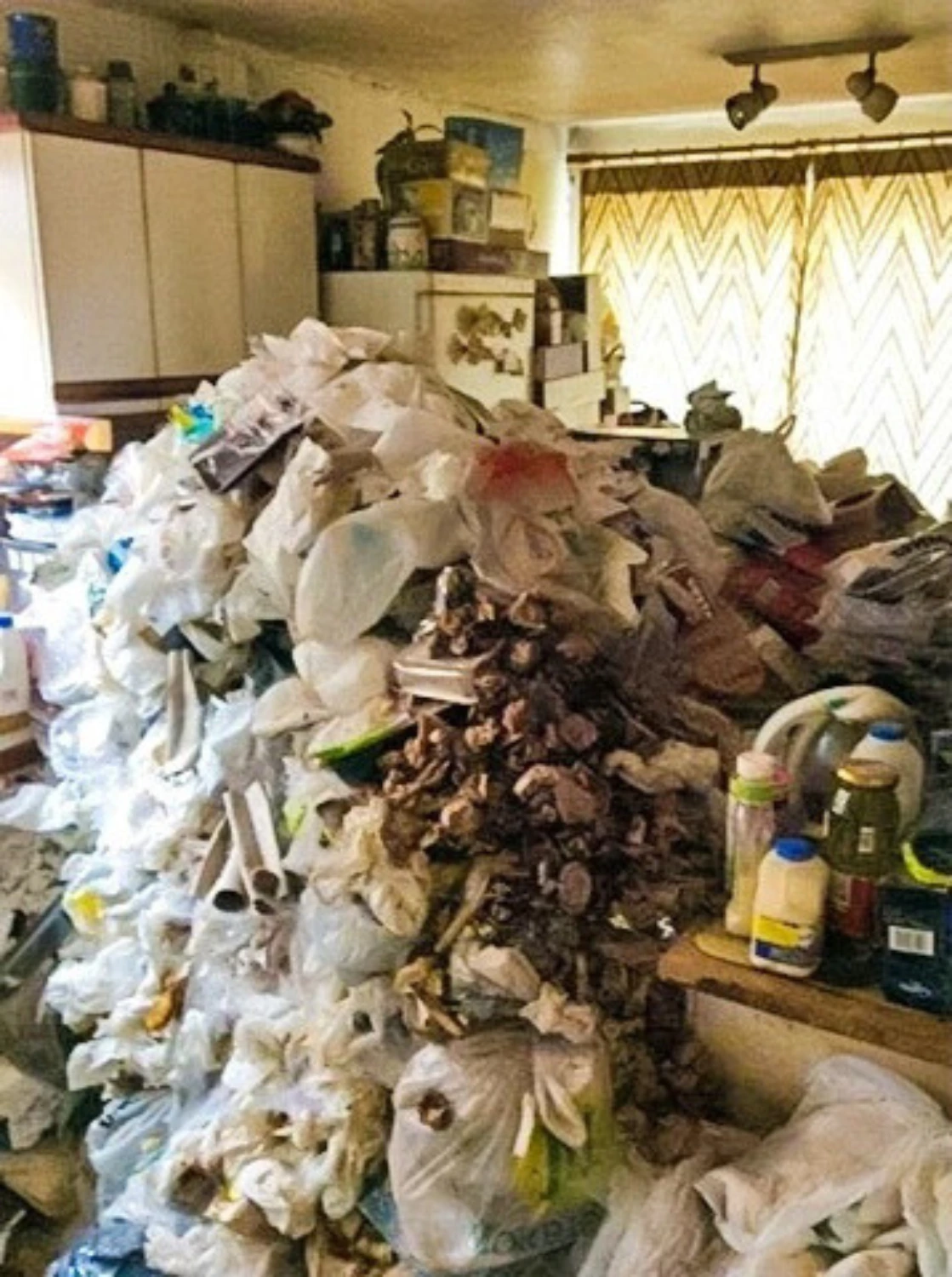 Cuisine entièrement remplie de déchets avant notre intervention.